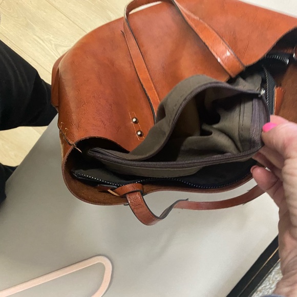 Leather purse. Color is true in photos. Brownish with orangey tone - Picture 4 of 6